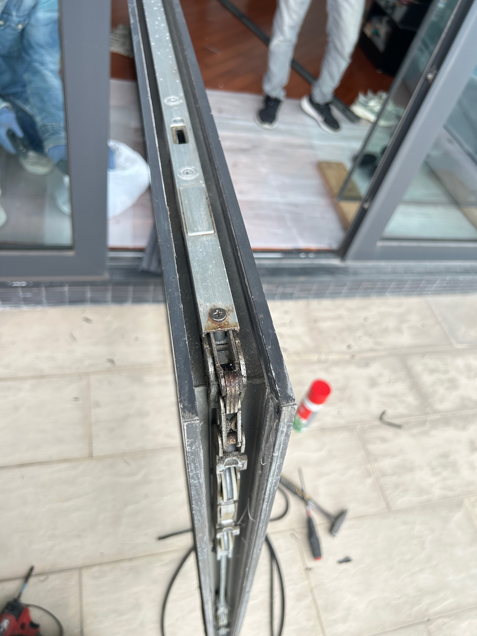 貝沙灣6期。更換提升門轆