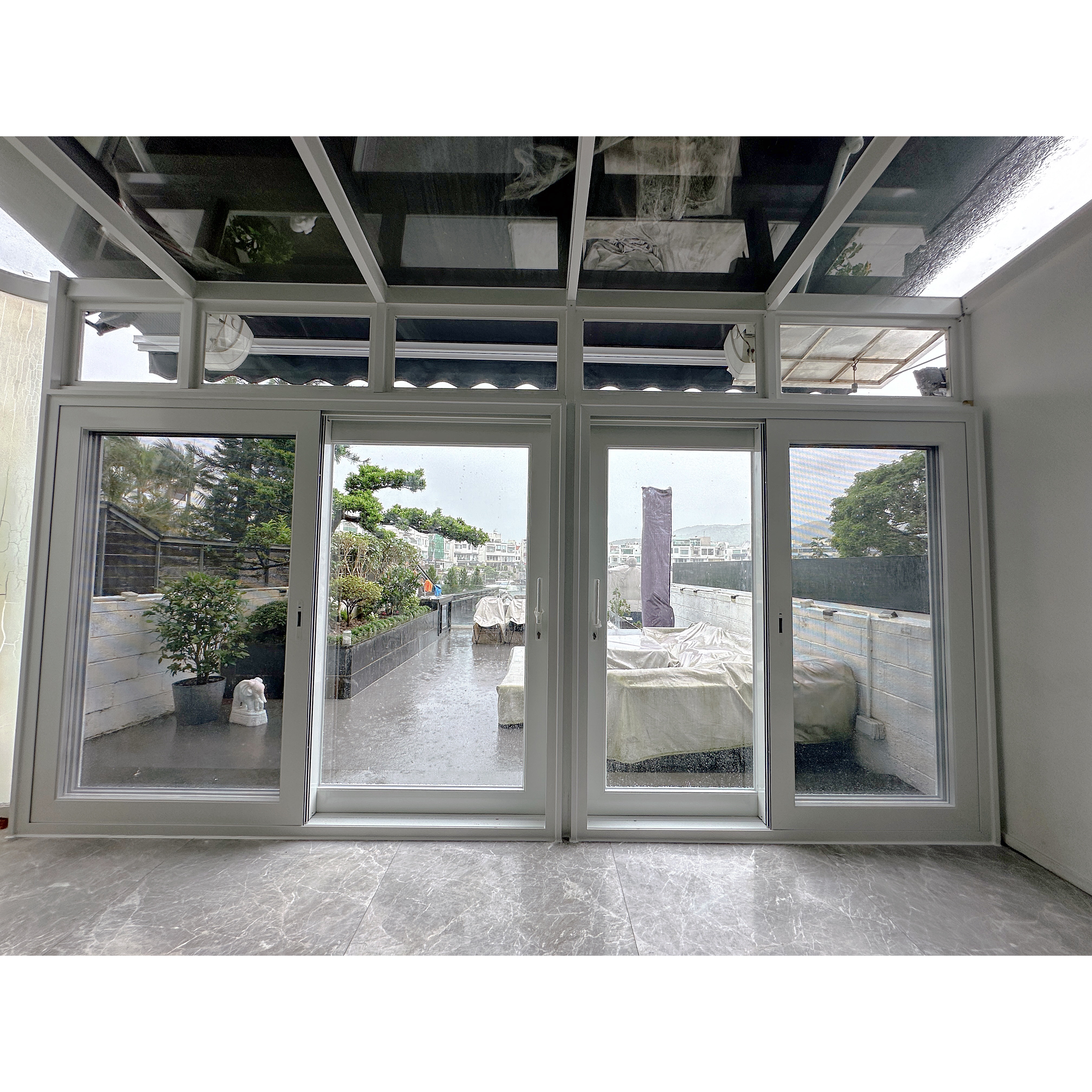 匡湖居。安裝白色提升趟門