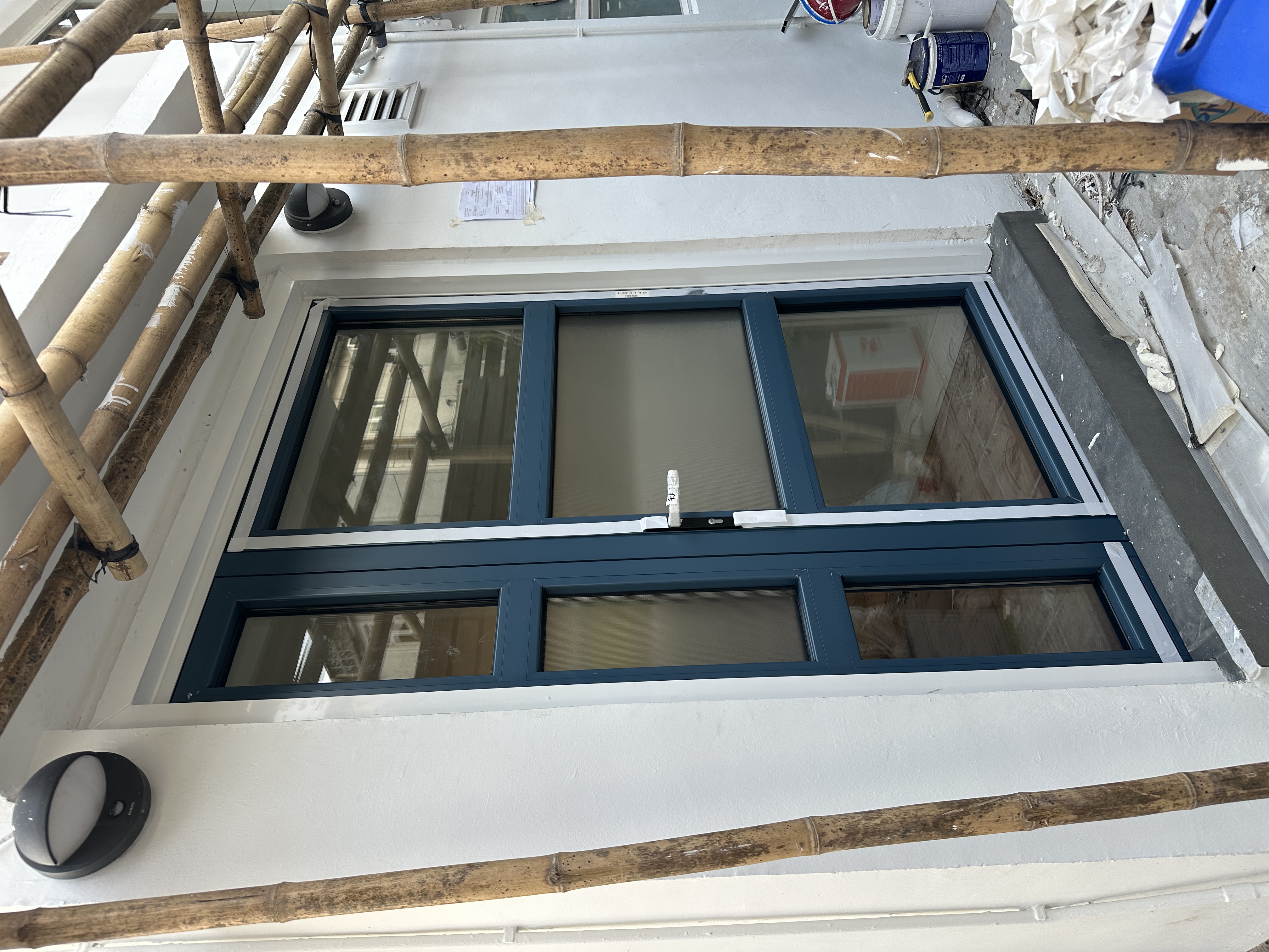 海下灣。安裝特別色鋁門