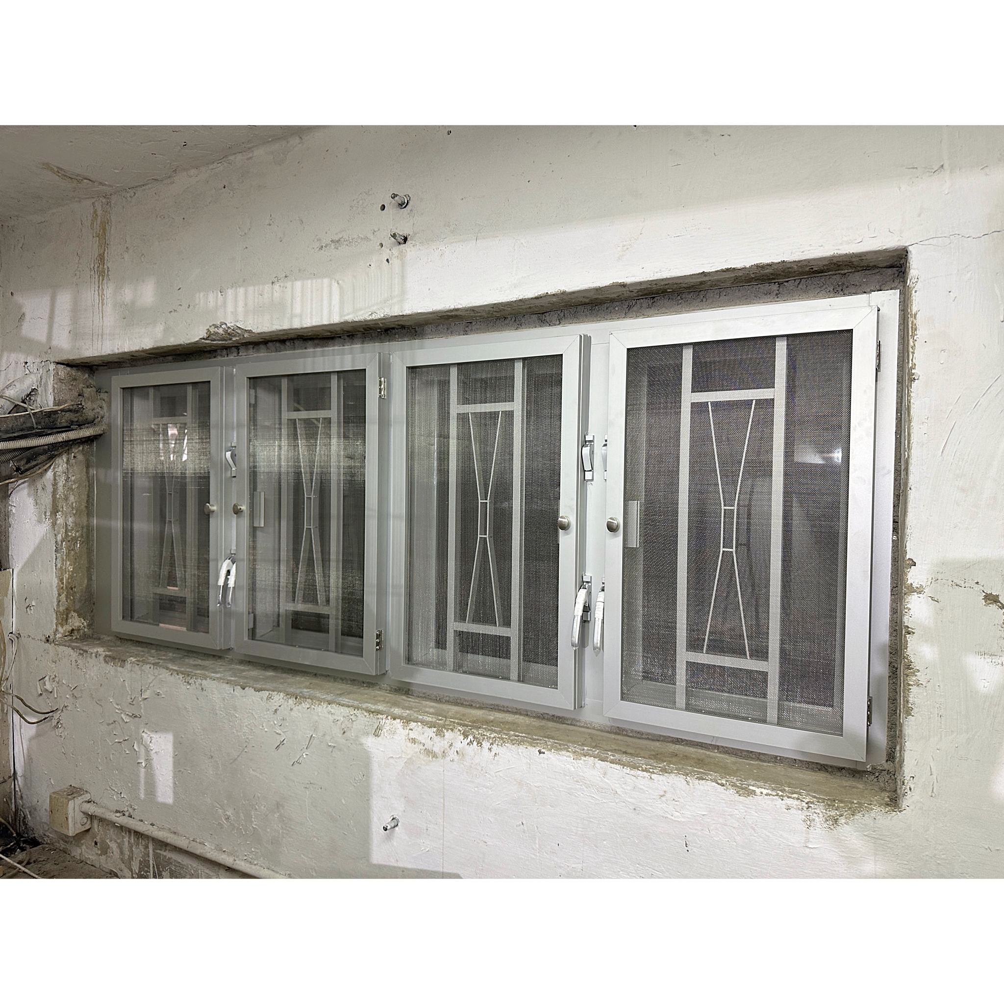 牛頭角定業街。鐵窗換鋁窗