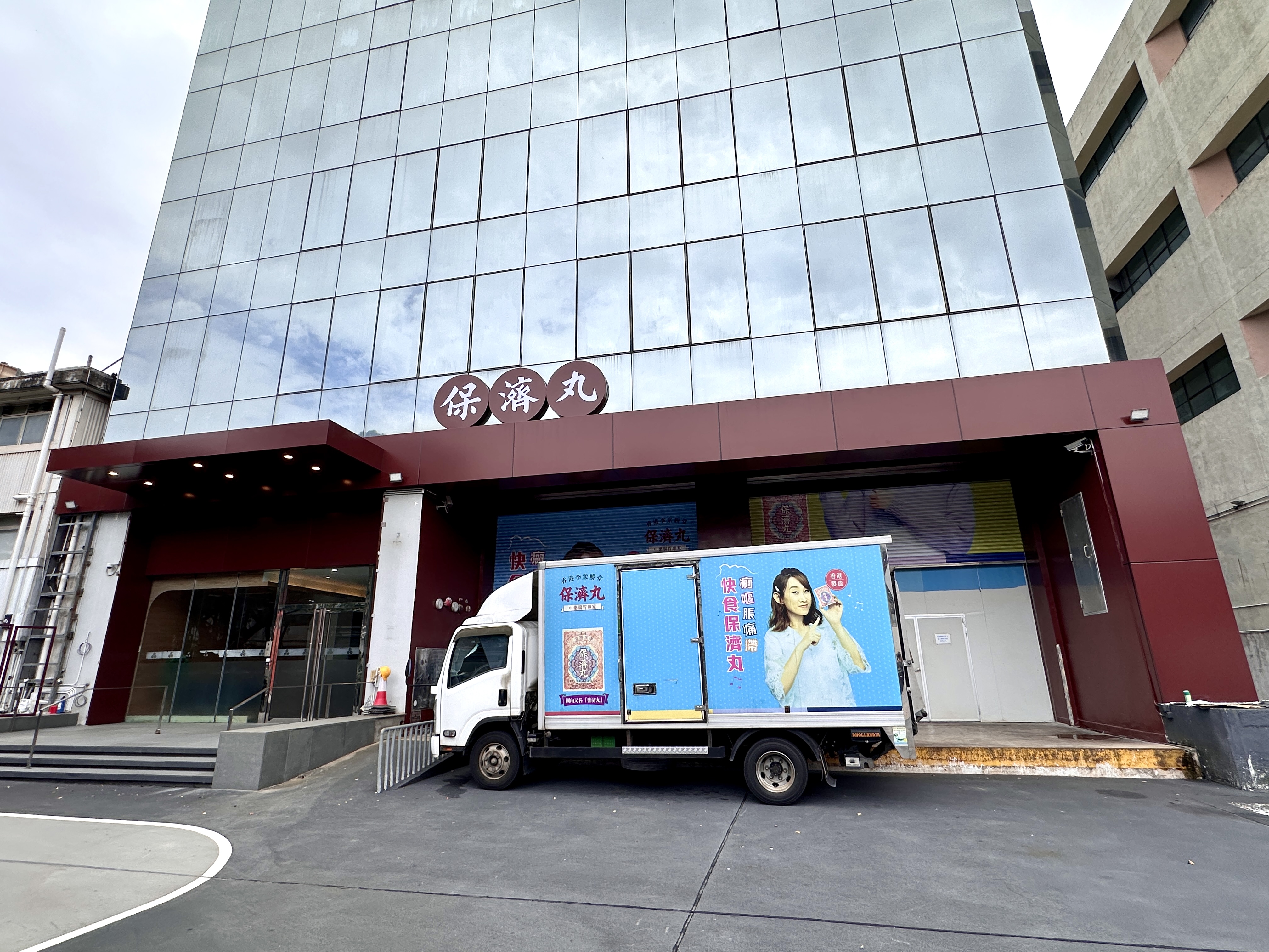 大埔工業邨，門面鋁板打高溫膠