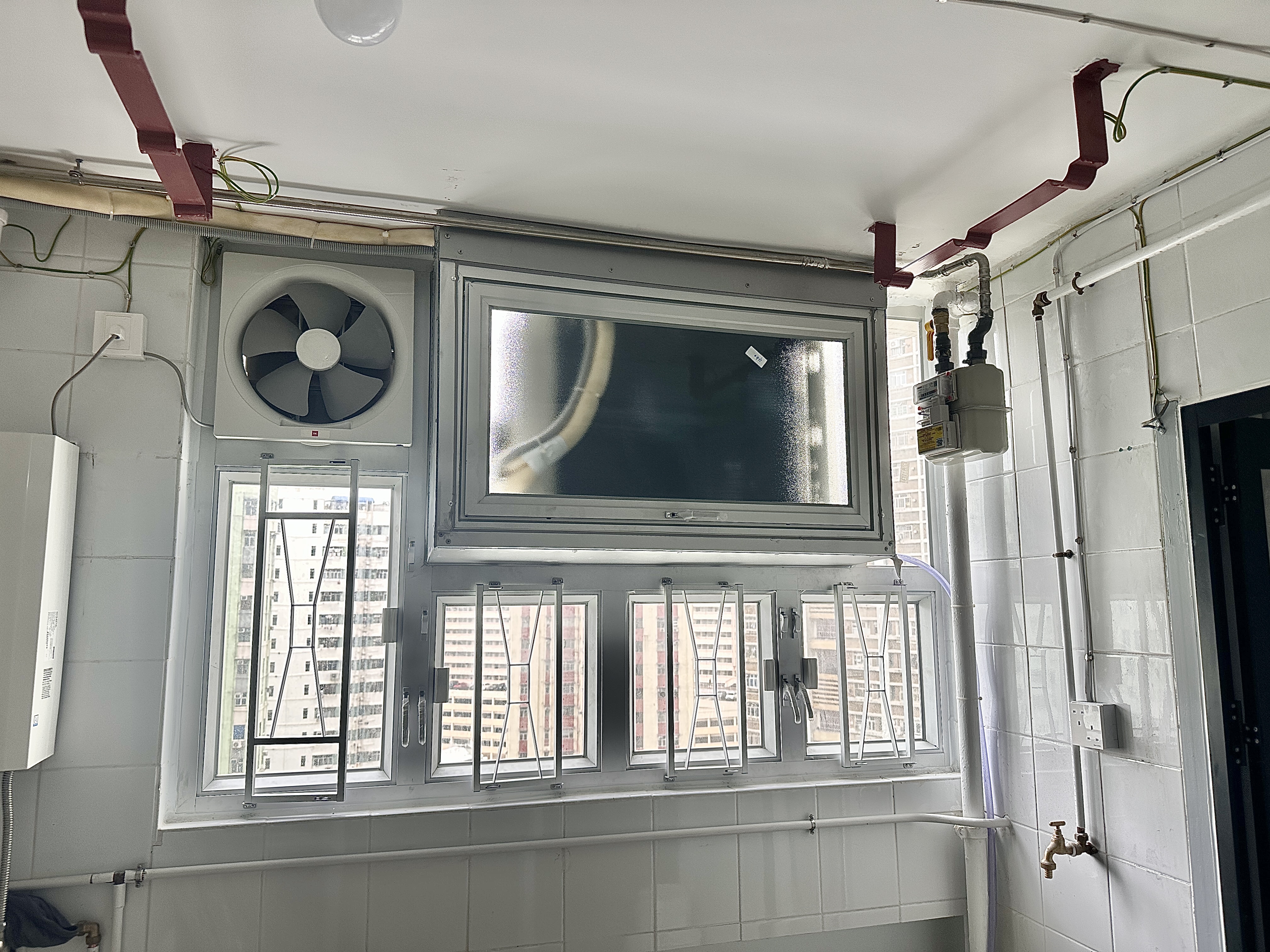 樂華南邨，新造露台窗及廁所窗