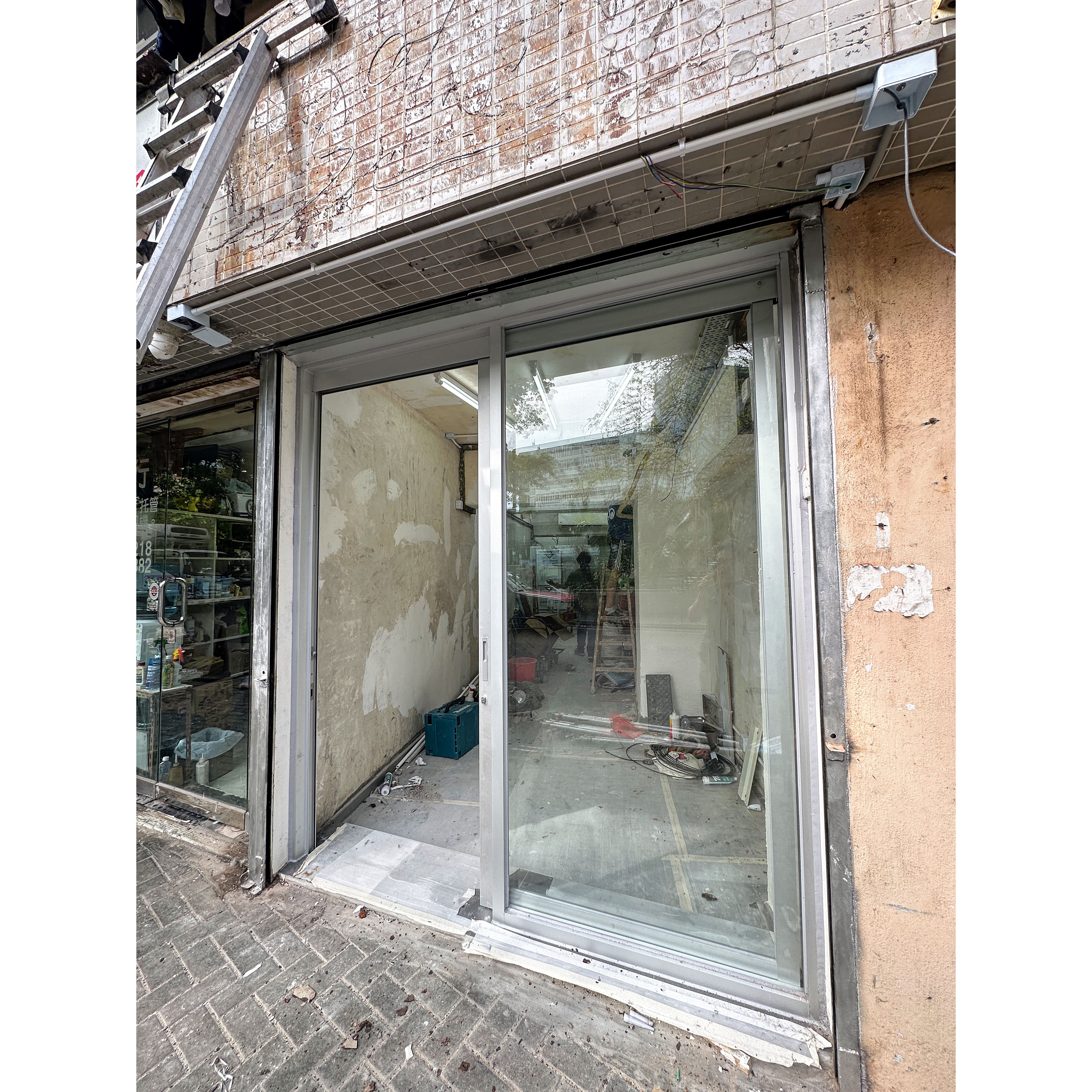 牛頭角定安街。安裝門面趟門