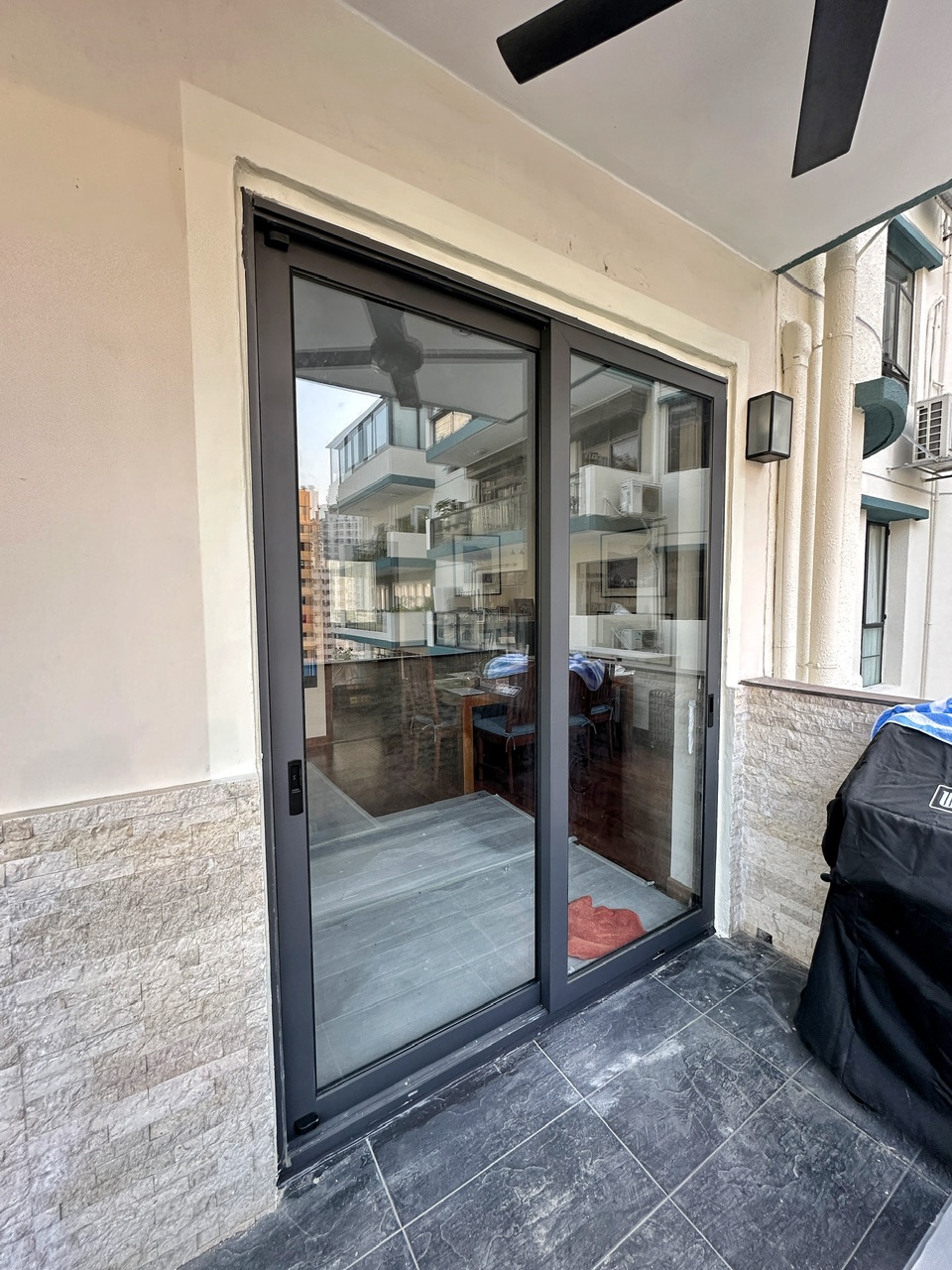 菽園新臺。更換提升門及趟摺門