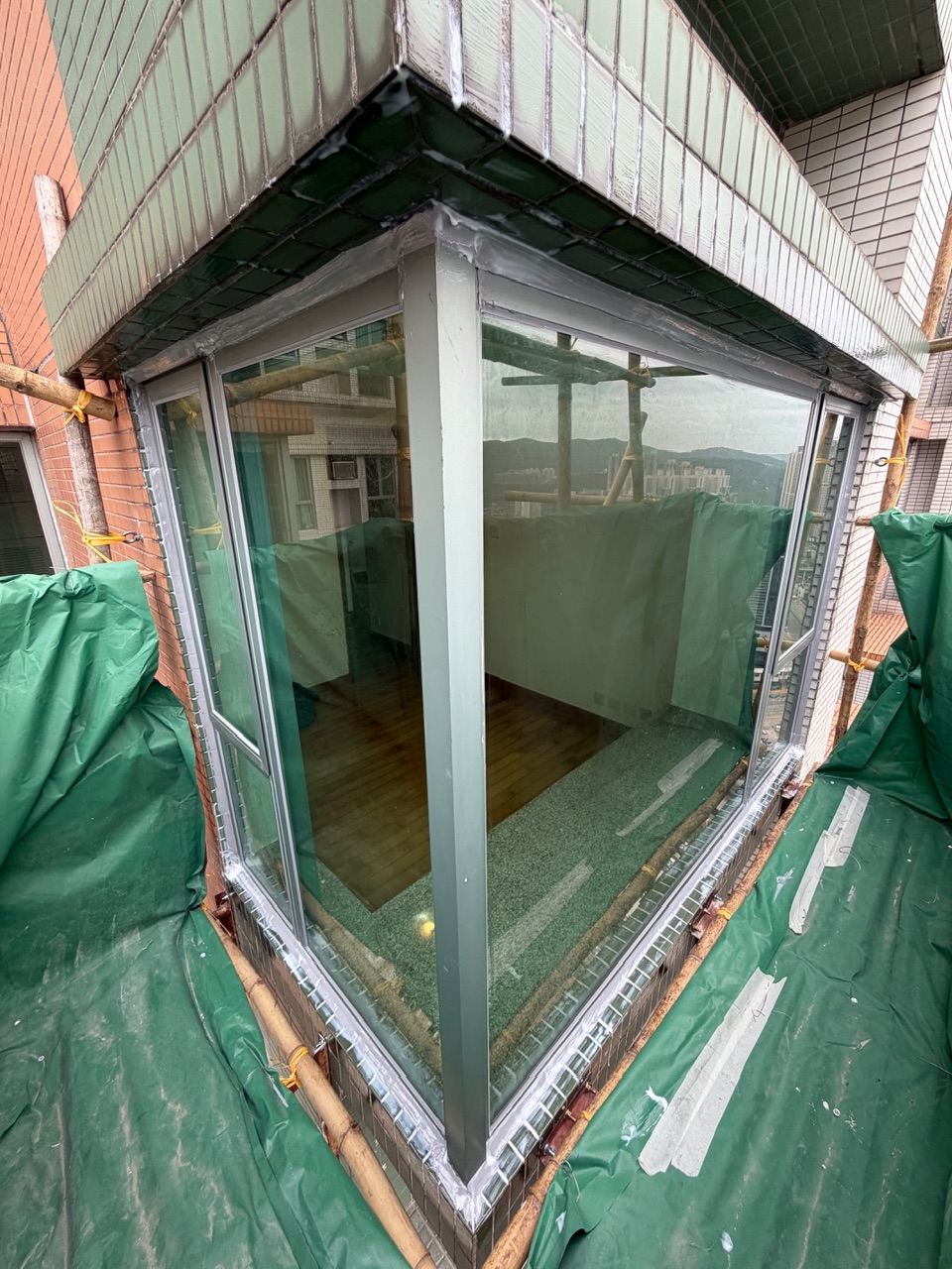 調景嶺維景灣畔。打外牆膠及玻璃膠防水