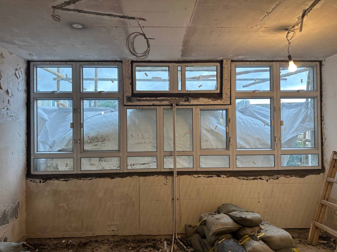 牛頭角彩霞邨。全屋更換鋁窗